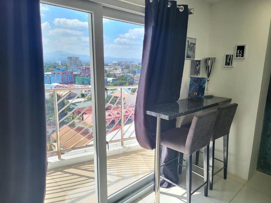Kandi Tower 3, Premium 1Br With 2Cr & 2 Balcony. อังเฮเลส ภายนอก รูปภาพ