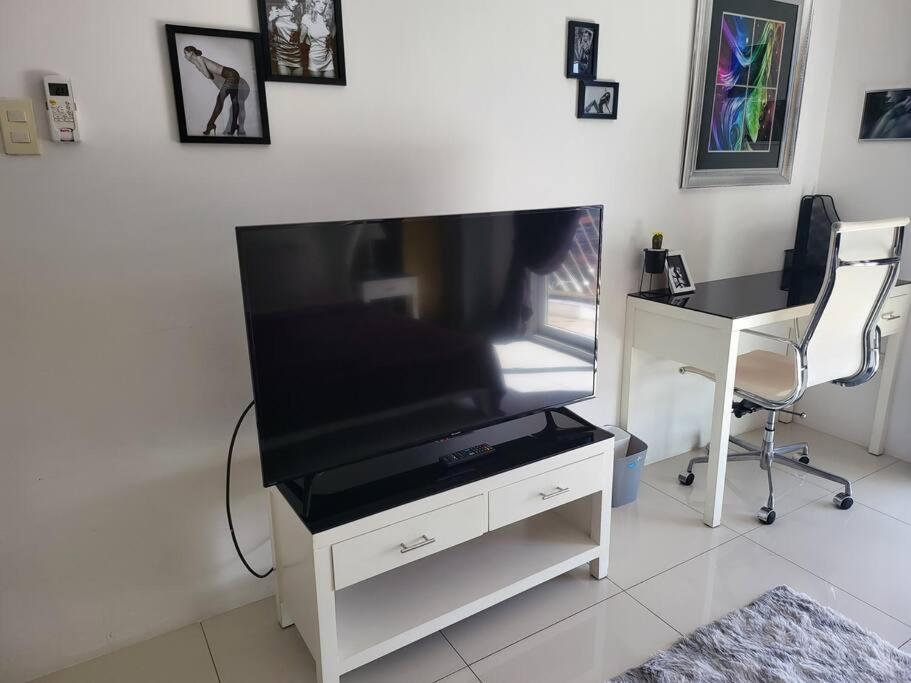 Kandi Tower 3, Premium 1Br With 2Cr & 2 Balcony. อังเฮเลส ภายนอก รูปภาพ