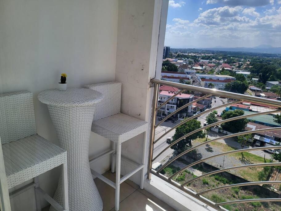 Kandi Tower 3, Premium 1Br With 2Cr & 2 Balcony. อังเฮเลส ภายนอก รูปภาพ